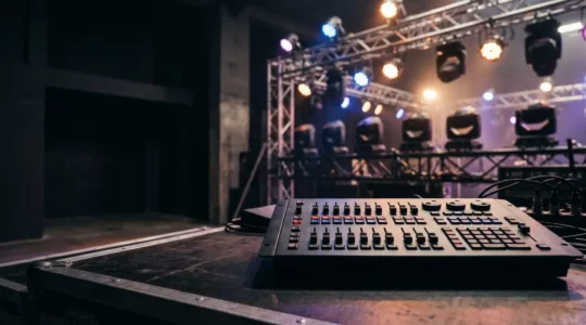 Console de contrôle DMX et projecteurs LED dans un contexte d'éclairage événementiel professionnel