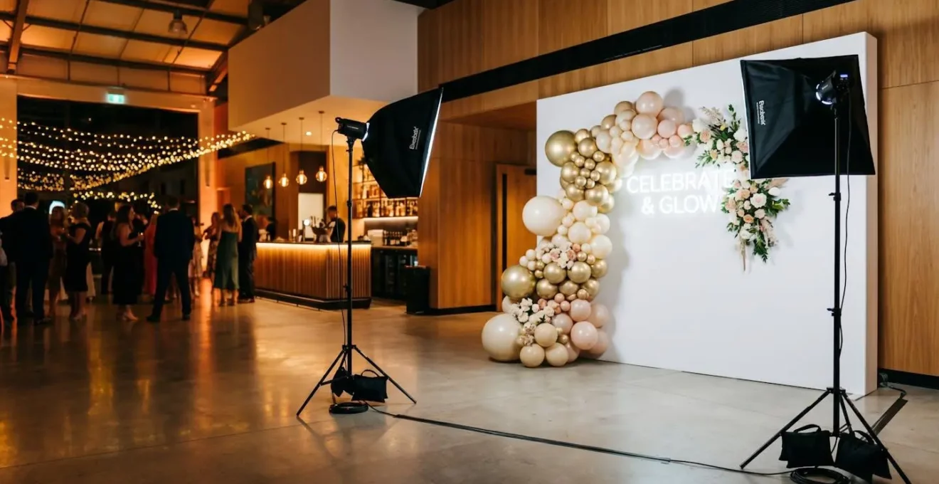 Installation professionnelle d'éclairage pour photocall événementiel avec ballons et néons pour célébrations festives