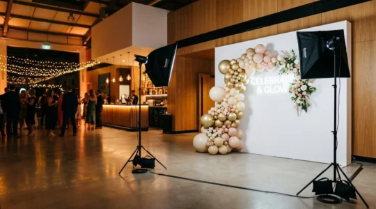 Installation professionnelle d'éclairage pour photocall événementiel avec ballons et néons pour célébrations festives