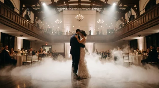 Atmosphère féerique d'une ouverture de bal de mariage avec effets de fumée basse au sol